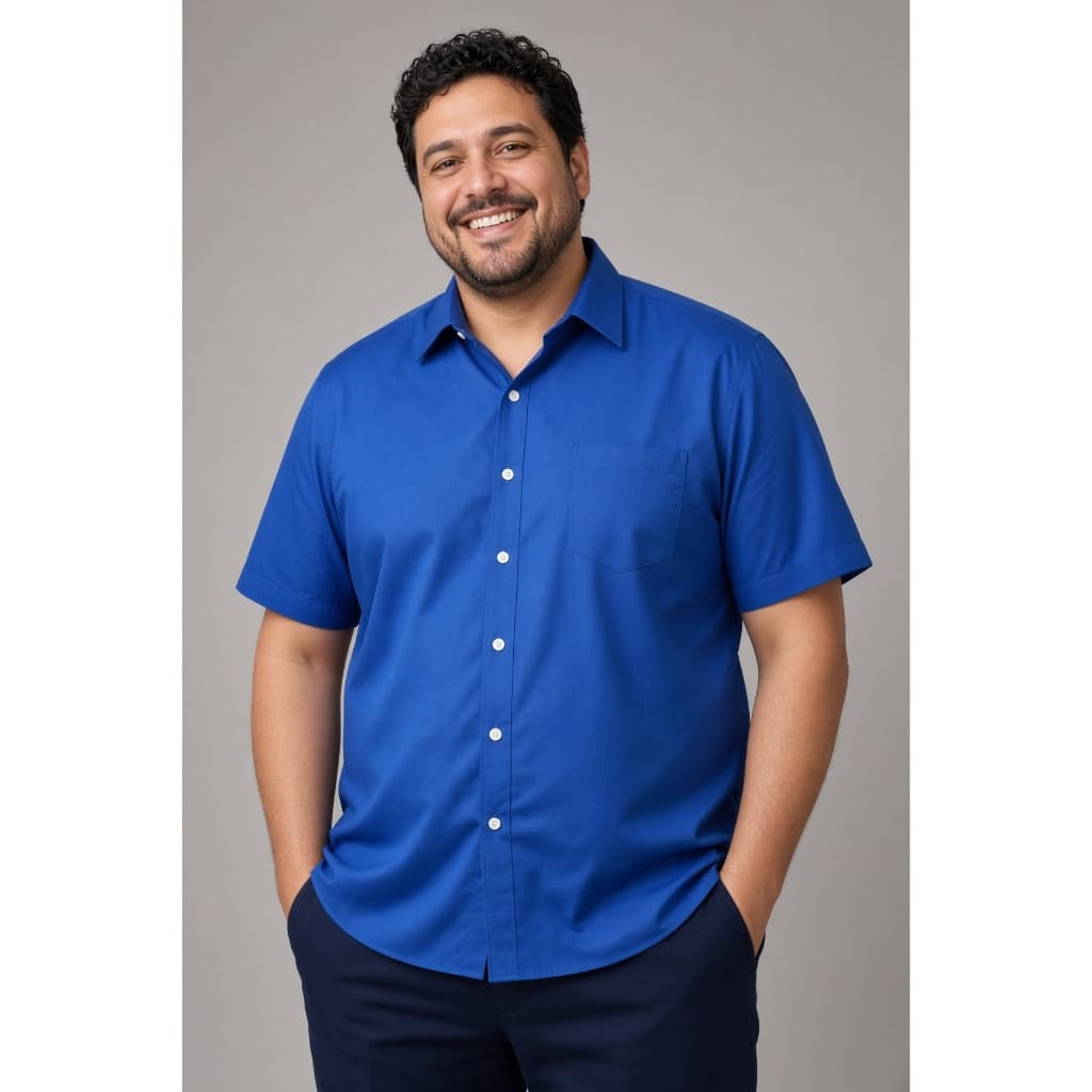 Camisa Social Masculina Plus Size Manga Curta Azul Lisa Microfibra com Elastano Bolso Trabalho Uniforme Extra Grande