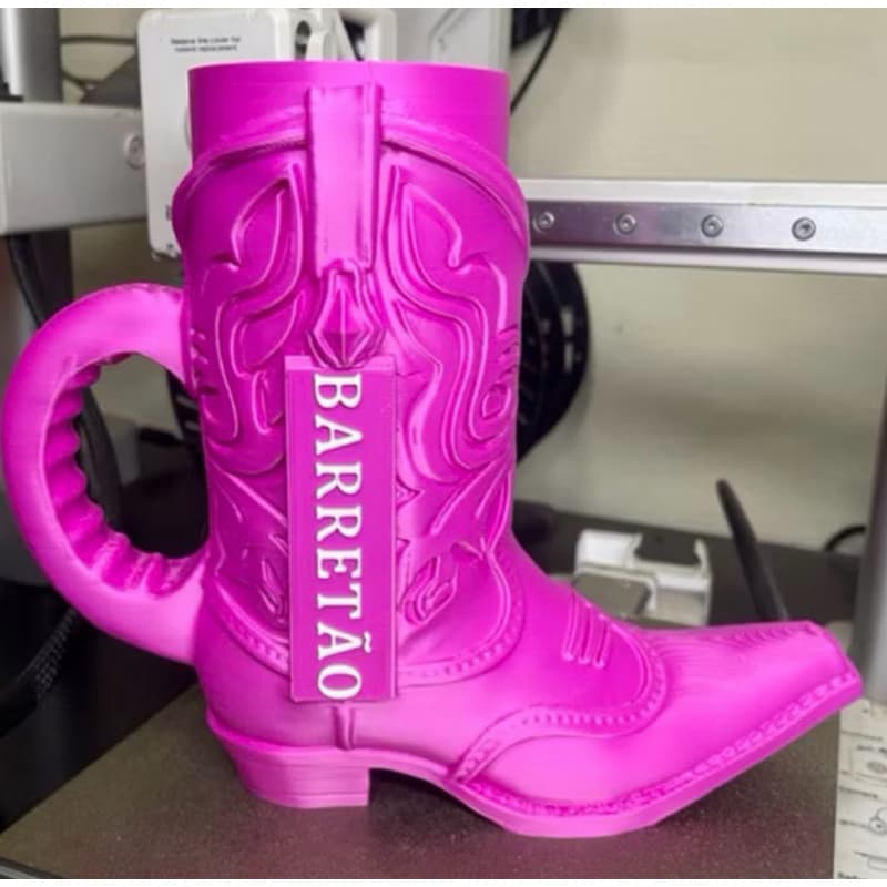 🤠 PORTA LATAS BOTA BOIADEIRA BARRETOS – PORTA-LATAS OU COM COPO DE ALUMÍNIO 473ML