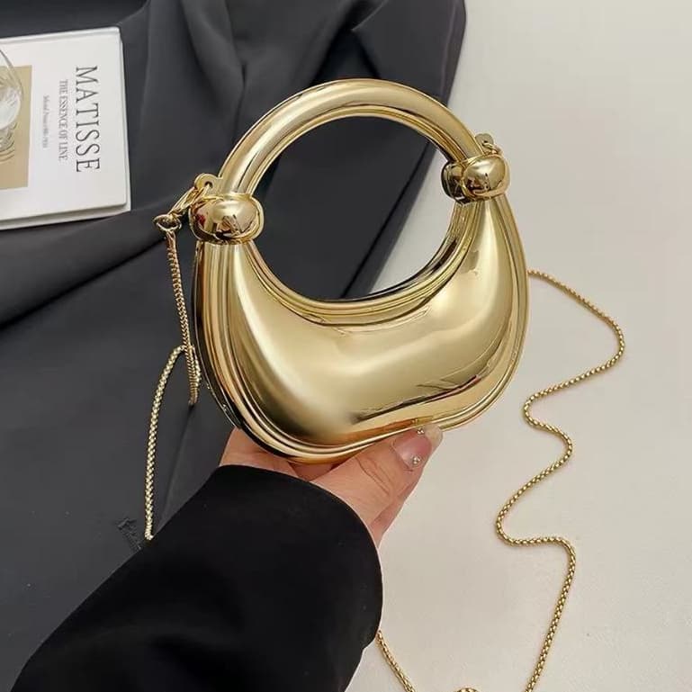 Nova bolsa transversal metálica em acrílico de nicho com corrente delicada.
