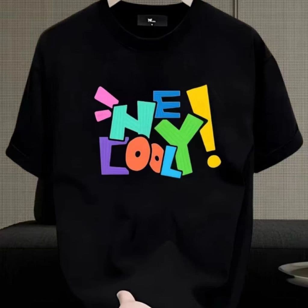 Camiseta Feminina Estampa Letras Coloridas Preto Branco Oversized Confortável