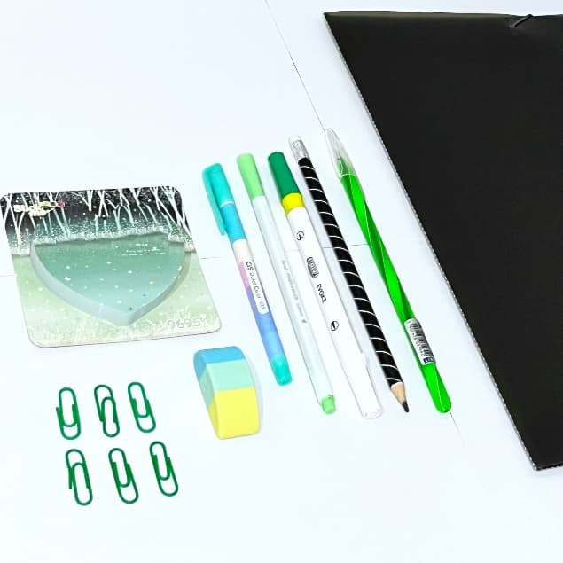 Kit Papelaria Completo ✨ Bloco Adesivo, Canetas, Lápis, Borracha, Fita Corretiva e Marca-Texto 🎁 Diversas Cores