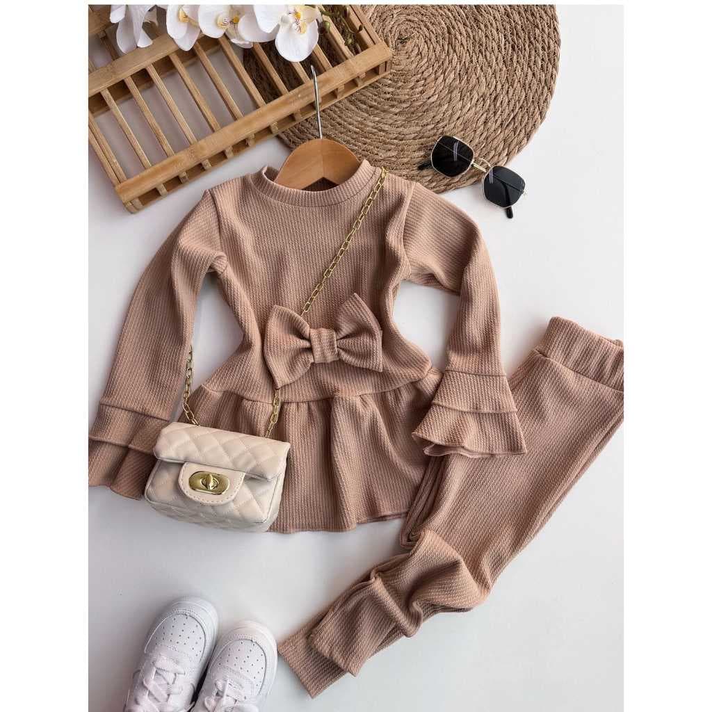 Conjunto Infantil Feminino Estiloso Blusa com Detalhes e calça Moderna – Confortável e Fashion