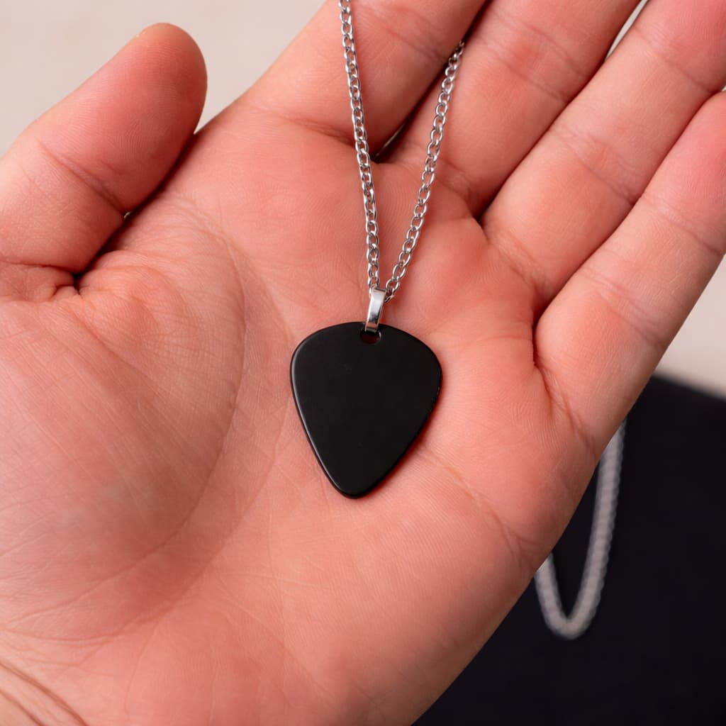 Colar Palheta Guitarra Preta Branca Corrente Aço Inoxidável e Cordão de Couro Geek Paleta Rock