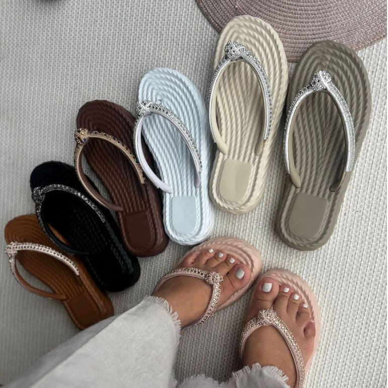 Chinelo Feminino EVA Luxo com Corrente de Strass Brilhante – Leve, Confortável e Antiderrapante