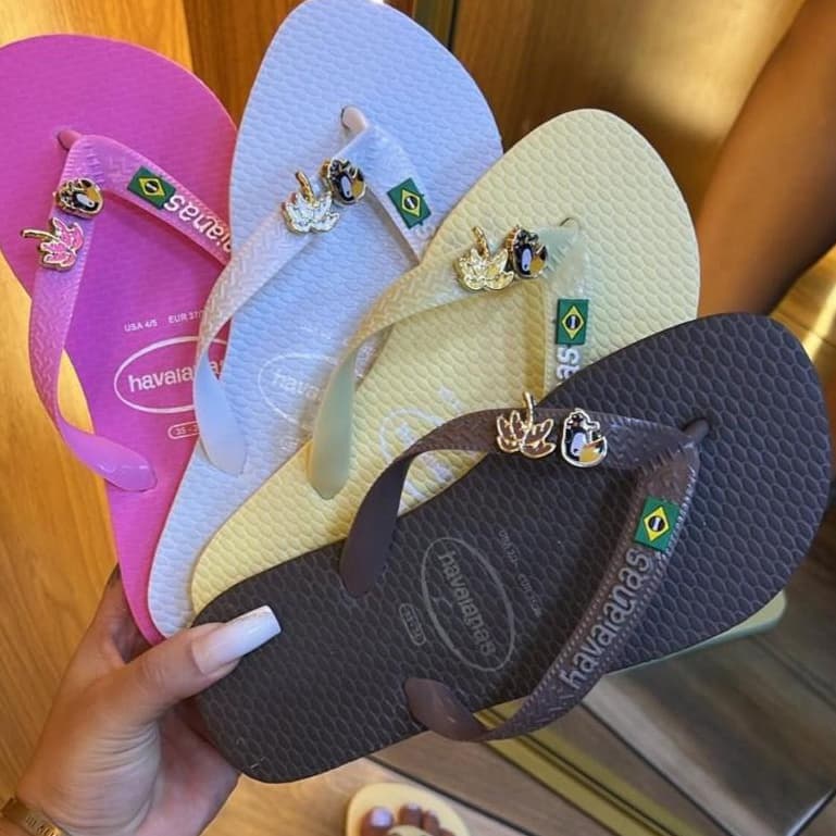 Havianas Top + Pingente Tucano, Coqueiro e Bandeira do Brasil ALLADINSHOES
