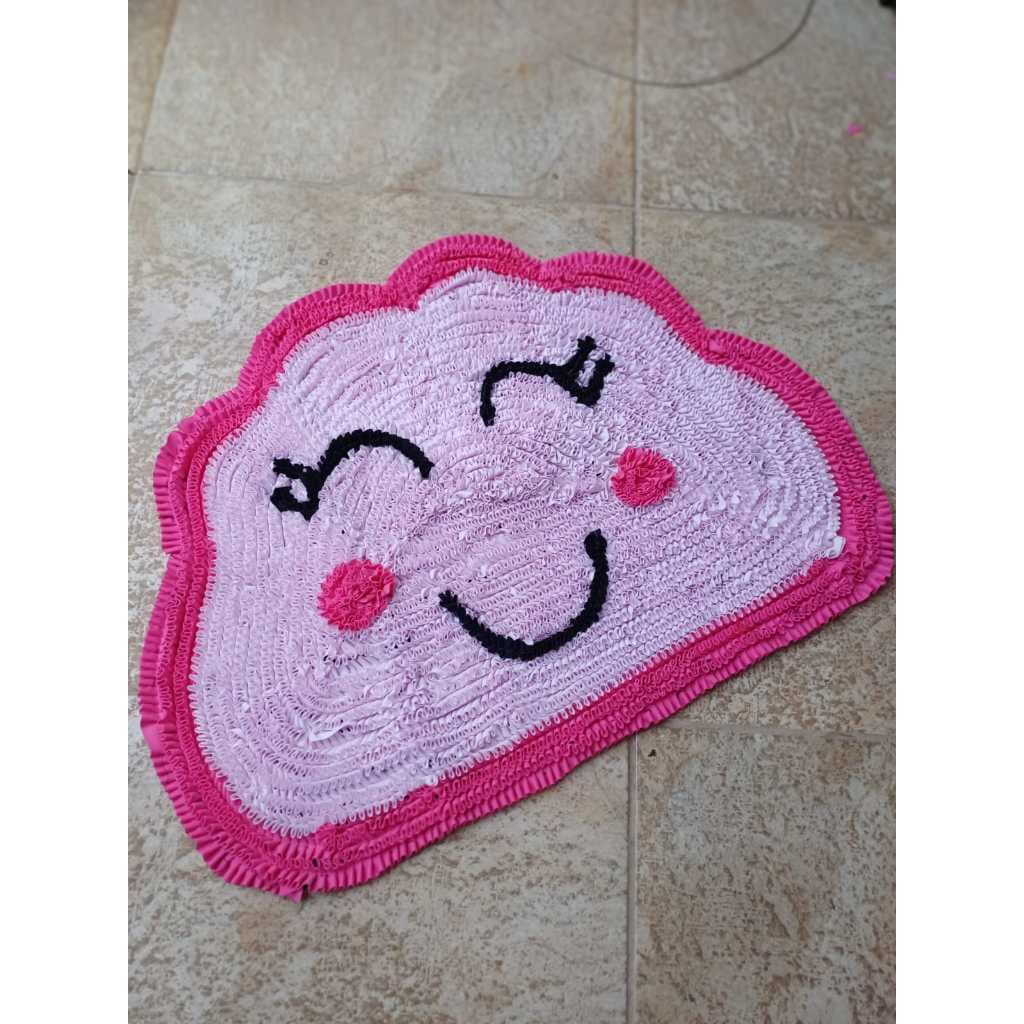 Tapete infantil de frufru para quarto Nuvem Feliz  Antiderrapante (Artenasato e decoração)
