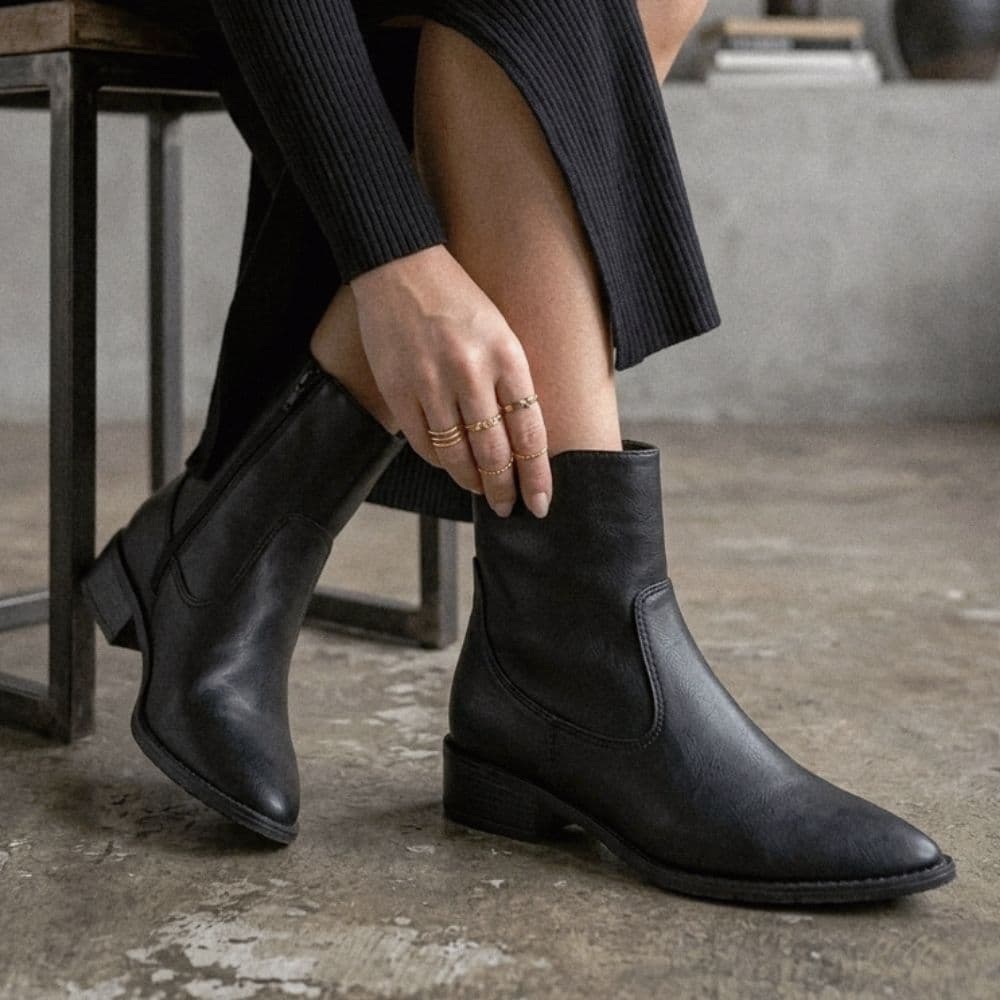 Bota Chelsea Feminina Cano Médio Salto Baixo Preta Versátil Na Moda