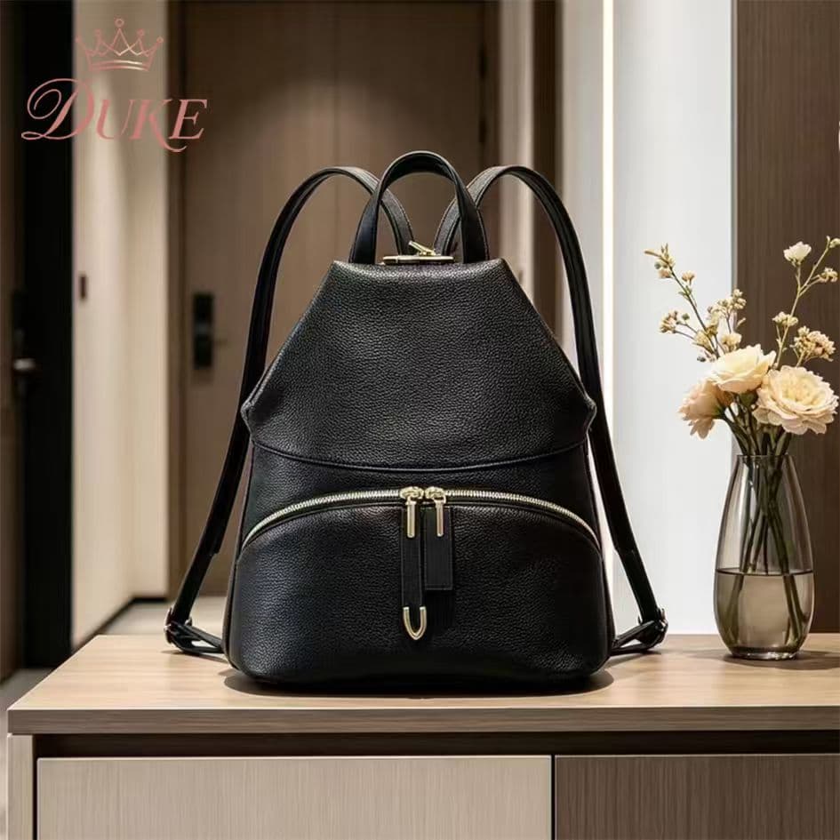 Mochila Feminina DUKE Couro PU Preta - Bucket Médio 32cm Espaçosa, Bolso Lateral, Alça Preta JD011