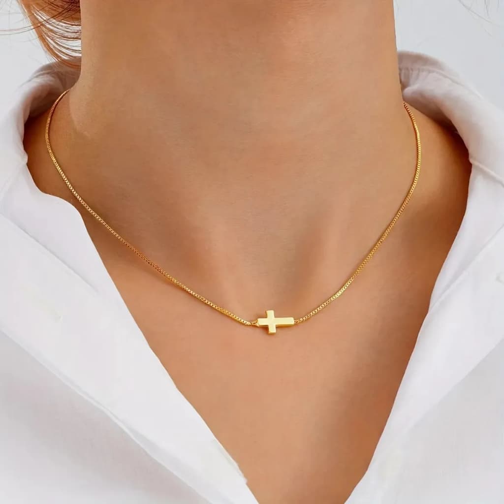 Colar Dourado Cruz Horizontal Minimalista Delicado com Caixa de Presente