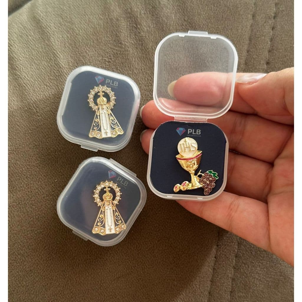 Broche Religioso Nossa Senhora Aparecida e Cálice Eucarístico – Folheado com Strass | Presente de Fé