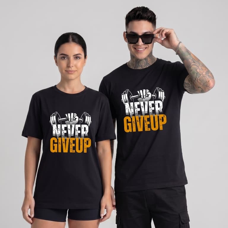 Camiseta Unissex Motivacional Never Give Up com Haltere - Conforto e Estilo para Treinos e Casual