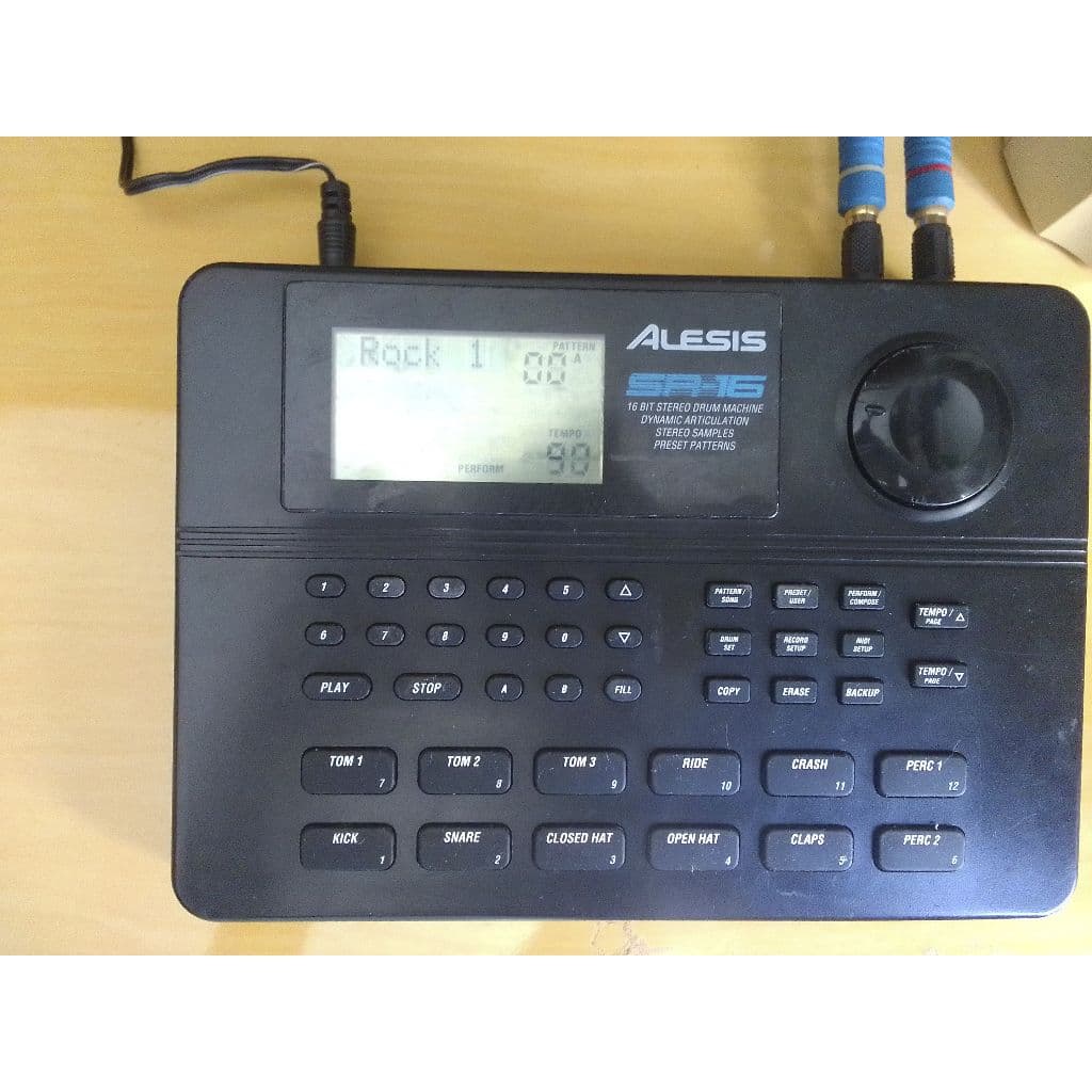 Bateria eletrônica Alesis SR-16 saída MIDI