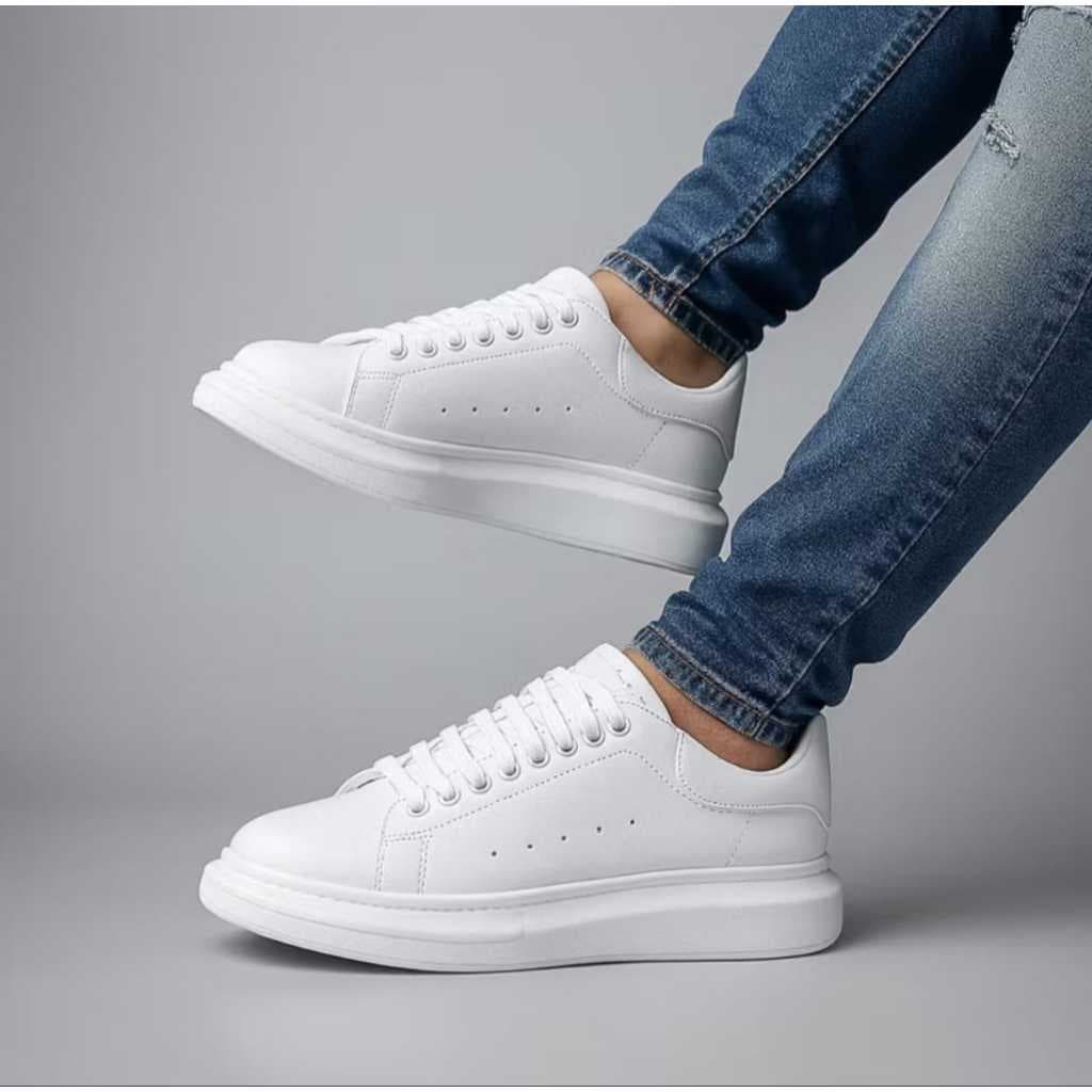 Tênis casual feminino branco solado alto.