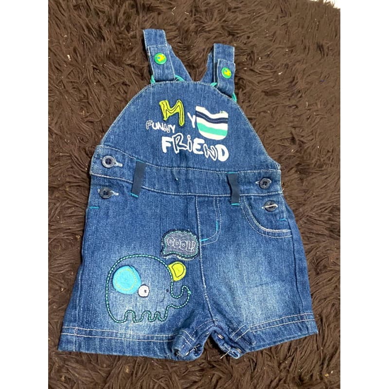 Linda jardineira jeans infantil masculino azul estampado