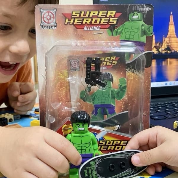 Boneco Super Heróis Hulk - Acompanha Skate e Acessórios - Brinquedo para Menino.