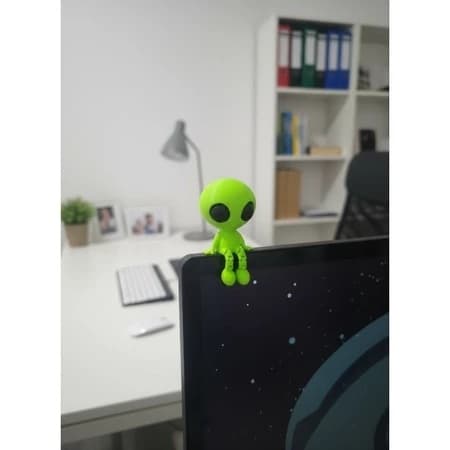 Alien Bebê Articulado Neon – Decoração Geek Gamer e Colecionável