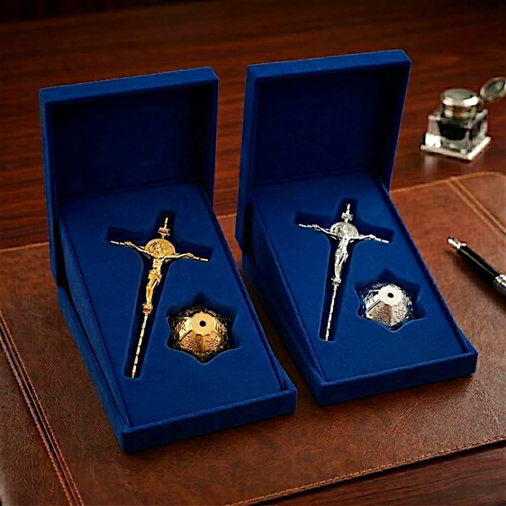 Crucifixo Religioso São Bento Dourado e Prateado Para Mesa, Parede Item Para Decoração