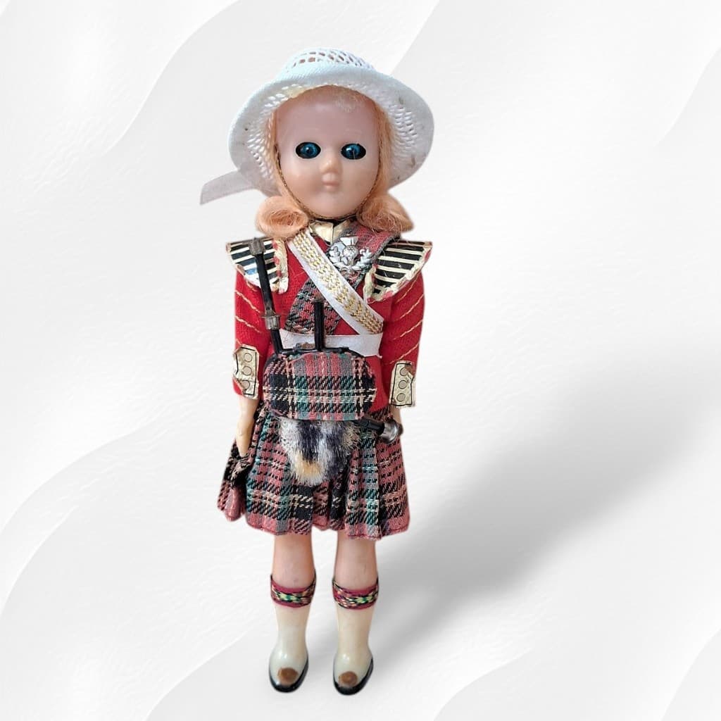 Boneca inglesa pisca os olhos anos 70 com trajes típico da guarda