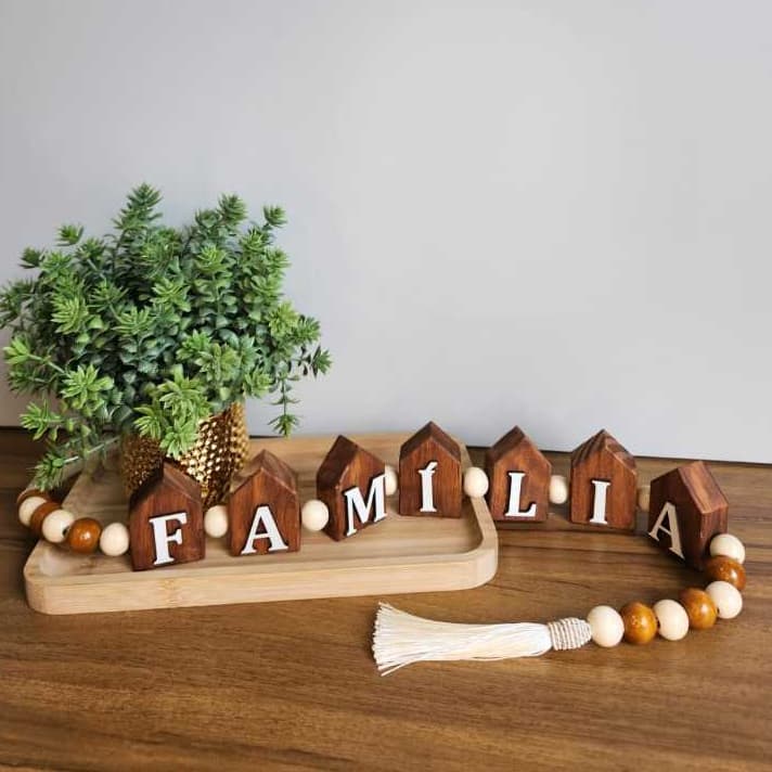 Colar de  Mesa Decorativo em Madeira com  Escritas Barroco para Sala Escritórios Boho
