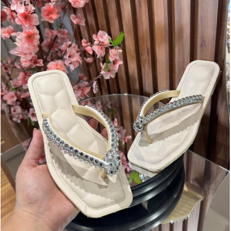 Chinelo Feminino Matelassê com Tiras de Strass Champagne – Confortável, Elegante e Luxuoso