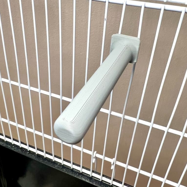 Poleiro Frontal para Gaiola Encaixe Rápido – Prático e Anatômico para Aves