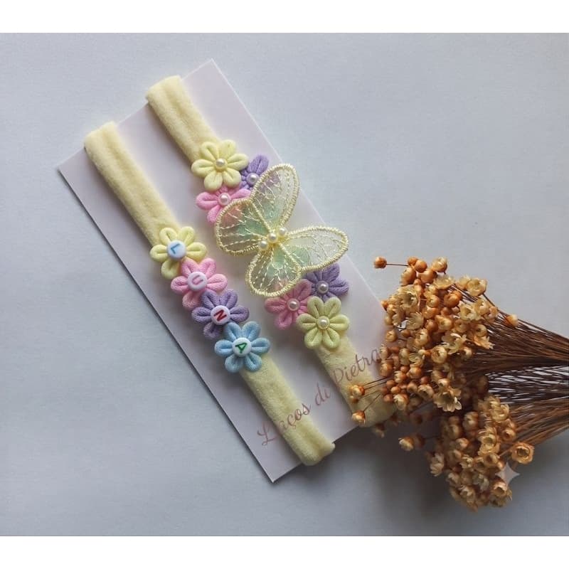 Kit 2 tiaras/faixinhas de cabelo p bebê, personalizadas com nome, borboleta/flores meia de seda confortável RN a 2 anos