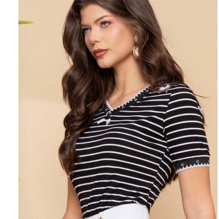 Blusa Feminina Listrada Canelada Decote V Com Laço Renda Romântica Estilo Coquette Delicada
