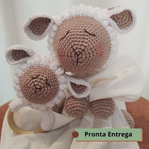 Kit Naninha + Chocalho Ovelhinha em Crochê para Bebê | Amigurumi Artesanal com Toalhinha e Prendedor de Chupeta