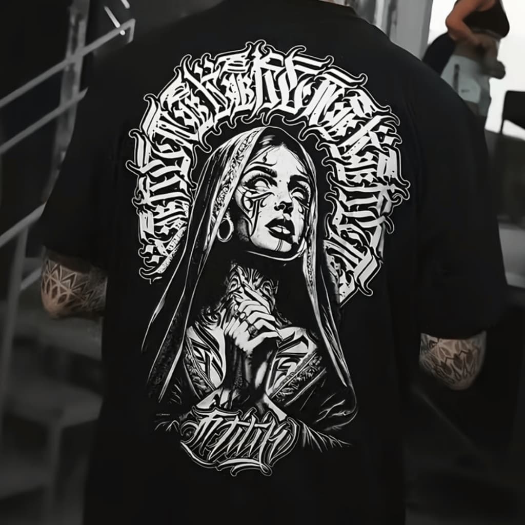 Camiseta Oversized Masculina Gola Redonda Algodão Puro com Padrão de Tatuagem Gótica Chicano - BT1186