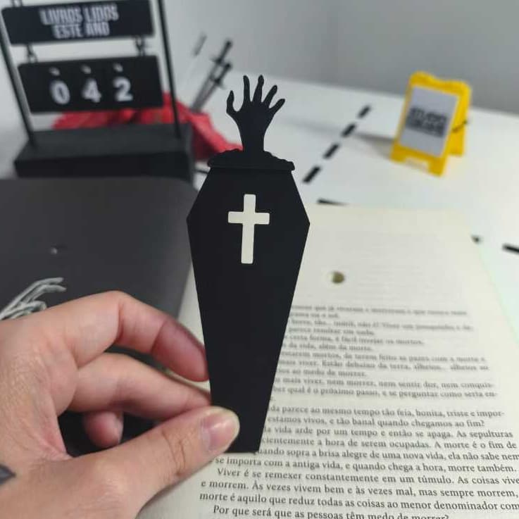 Marcador de Página Caixão com Mão de Zumbi 3D – Terror Gótico Halloween Livro