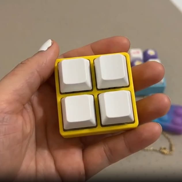 Chaveiro Anti Estresse Teclado Mecânico Fidget Clicker 2x2