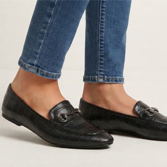Mocassim Feminino Preto Casual Elegante Texturizado Croco com Fivela Metalizada Confortável Semi Novo