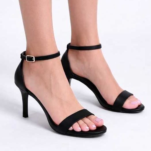 Sandália Salto 8cm Frentinha Fina de Tira Modo de Amarrar Fivela  Confortável Dinâmica e Confortável