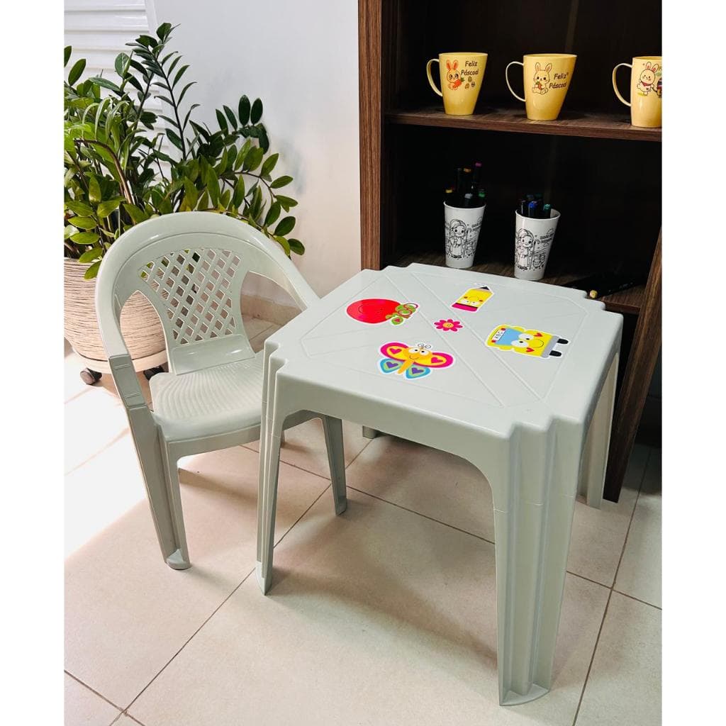 Conjunto de Mesa e Cadeira infantil de plástico com personalização. Escolha a variação!