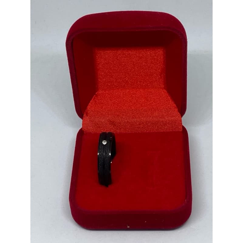 💍 Anel Masculino Preto com Detalhe em Pedra – Elegância e Estilo Moderno