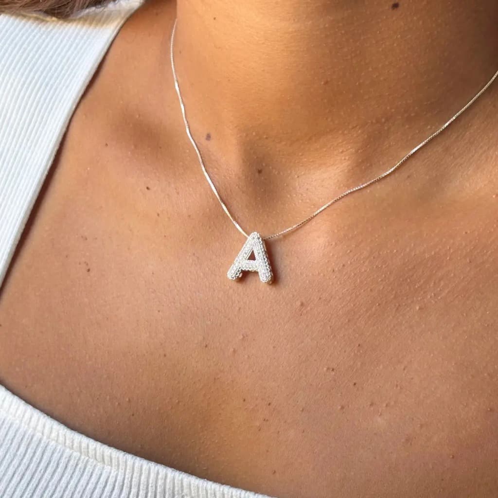Colar Inicial Luxo Feminino Cravejado com Ponto de Luz Brilhante