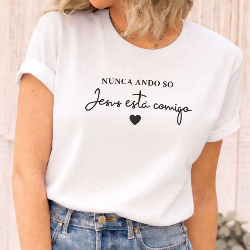 Camiseta Feminina Gospel Nunca Ando Só Jesus Está Comigo Estampada Algodão Premium