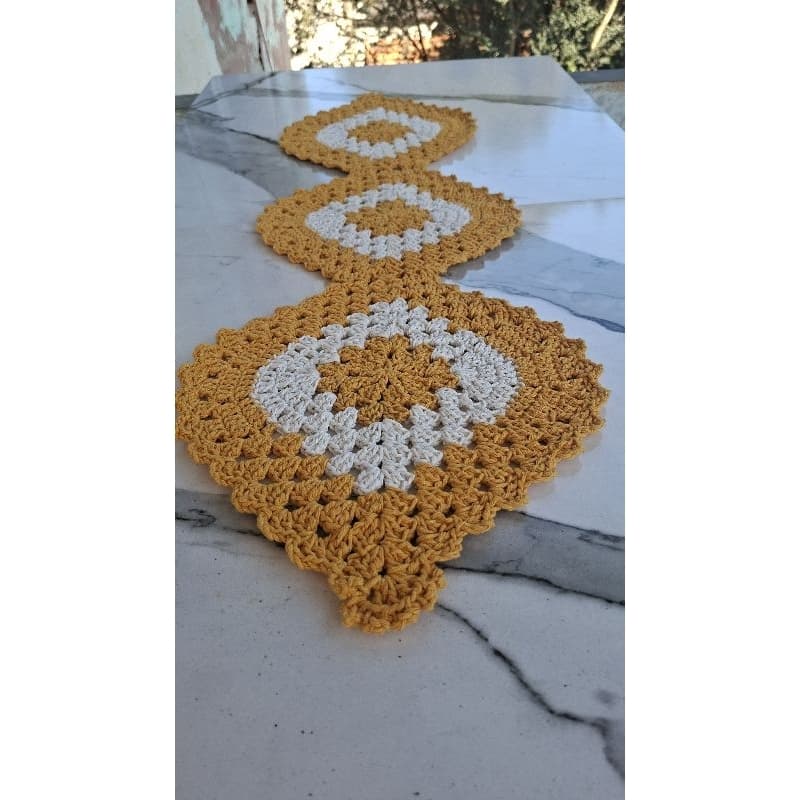 Trilho de mesa em crochê amarelo 1 metro