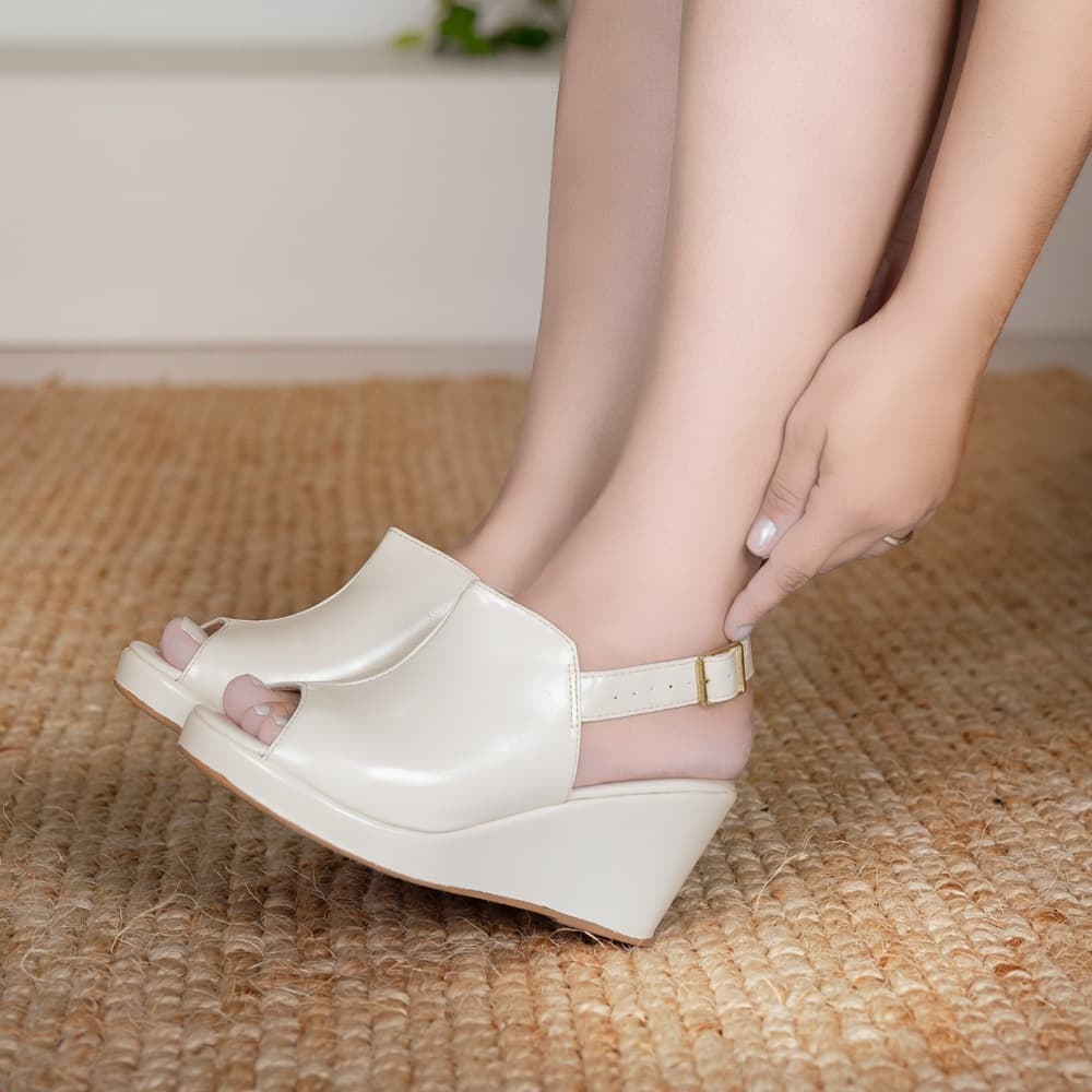 Sandália Feminina Siena Gold Macerata com Salto Anabela Elegante e Fivela Dourada Ref: 838