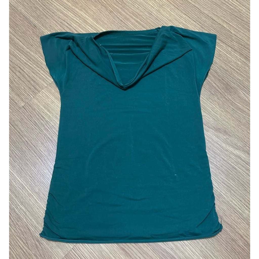 Blusa Feminina Verde Musgo Manga Curta com Decote