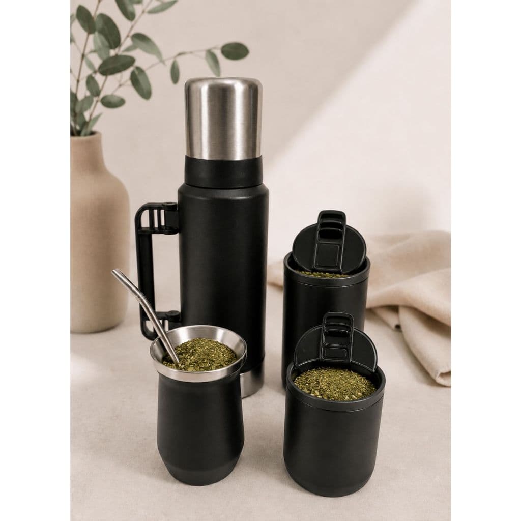Kit Garrafa Térmica 1,300 Litros Copo 260ML + 2 Portas Ervas 450ML e 850ML - Ótimo Para um Delicioso Chimarrão/Tereré