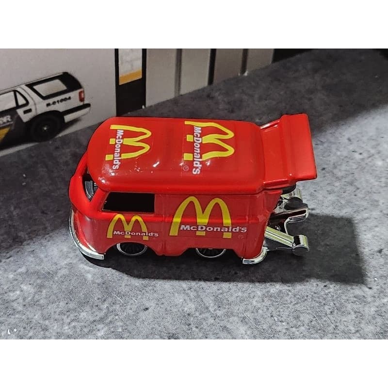 VW KOMBI MAC DONALDS MARCA CANDIDE NÃO HOT WHEELS ESCALA 1.64 TAMANHO 6CM EM METAL COM EMBALAGEM CUSTOM NOVO