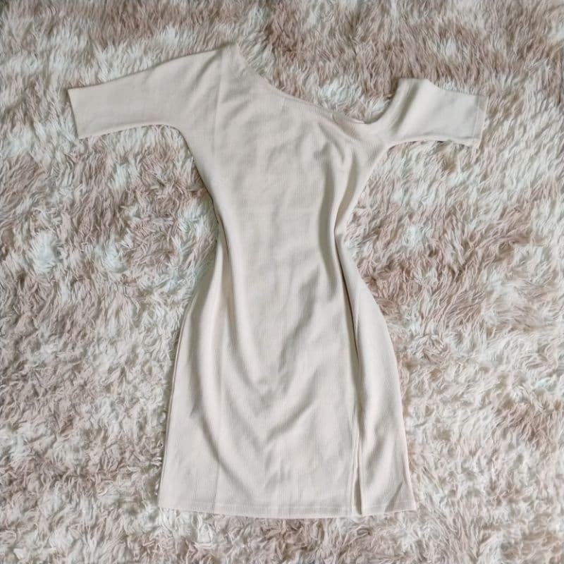 Vestido off white com fenda