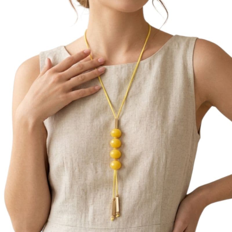 Colar Feminino com Contas Amarelas e Detalhes Geométricos
