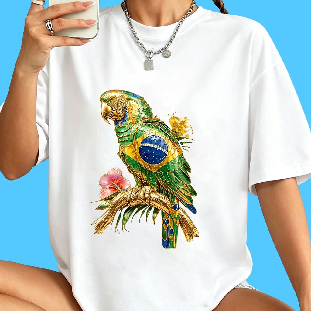 Camiseta Feminina  Plus Size com Estampa de Arara Dourada e Brasão do Brasil - 100% Algodão Oversized