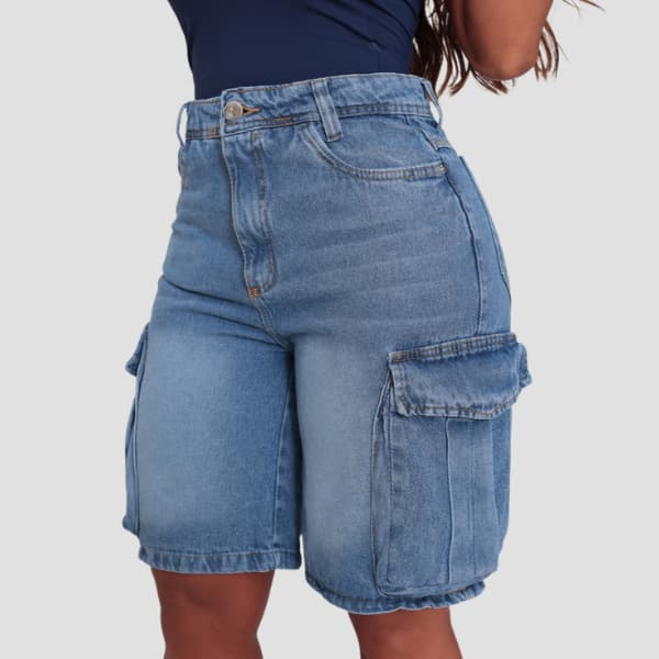 Bermuda Jeans Feminino Cargo Bolso Fole Cintura Alta Lavagem Clara Oversized Moderno Casual