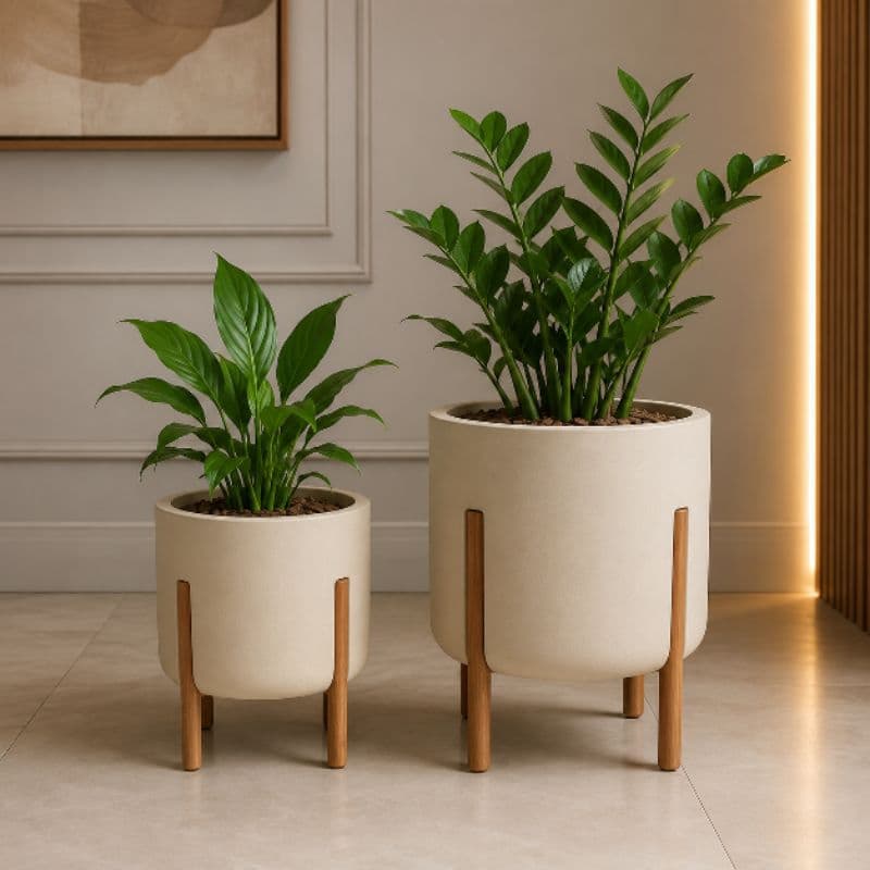 Kit 2 Vasos Nórdicos P e M com Pés de Madeira em Polietileno Premium | Cachepô Decorativo Resistente Impermeável