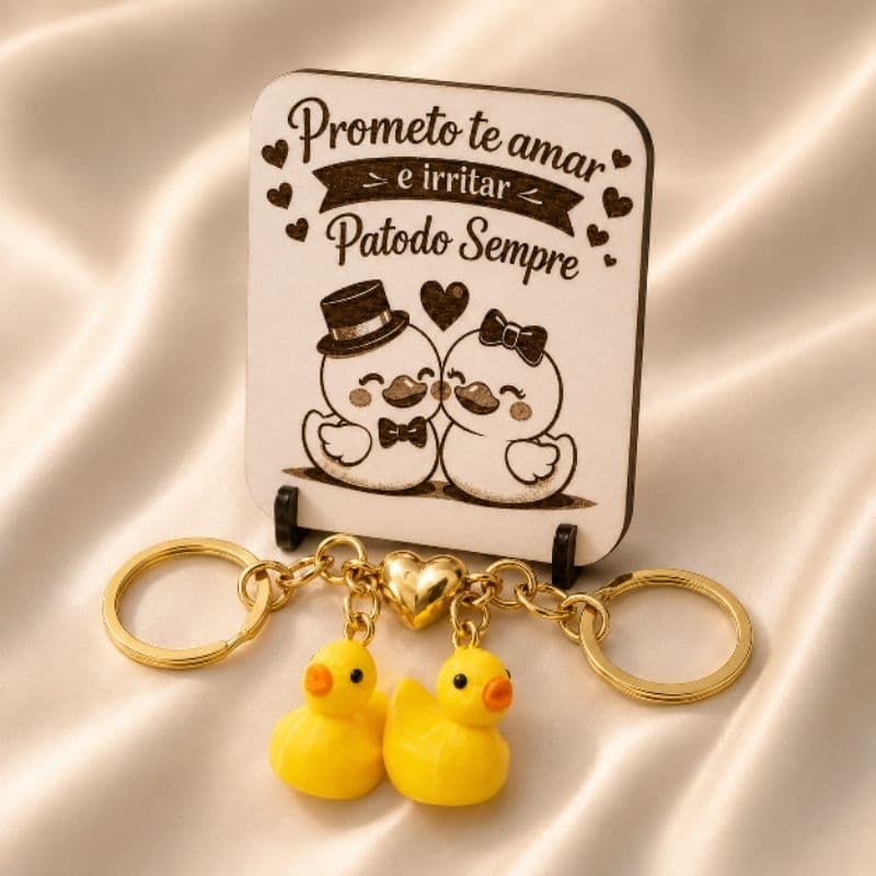 Kit Presente Romântico para Namorado ou Namorada com 2 Chaveiros Patinho Coração Magnético e Plaquinha MDF