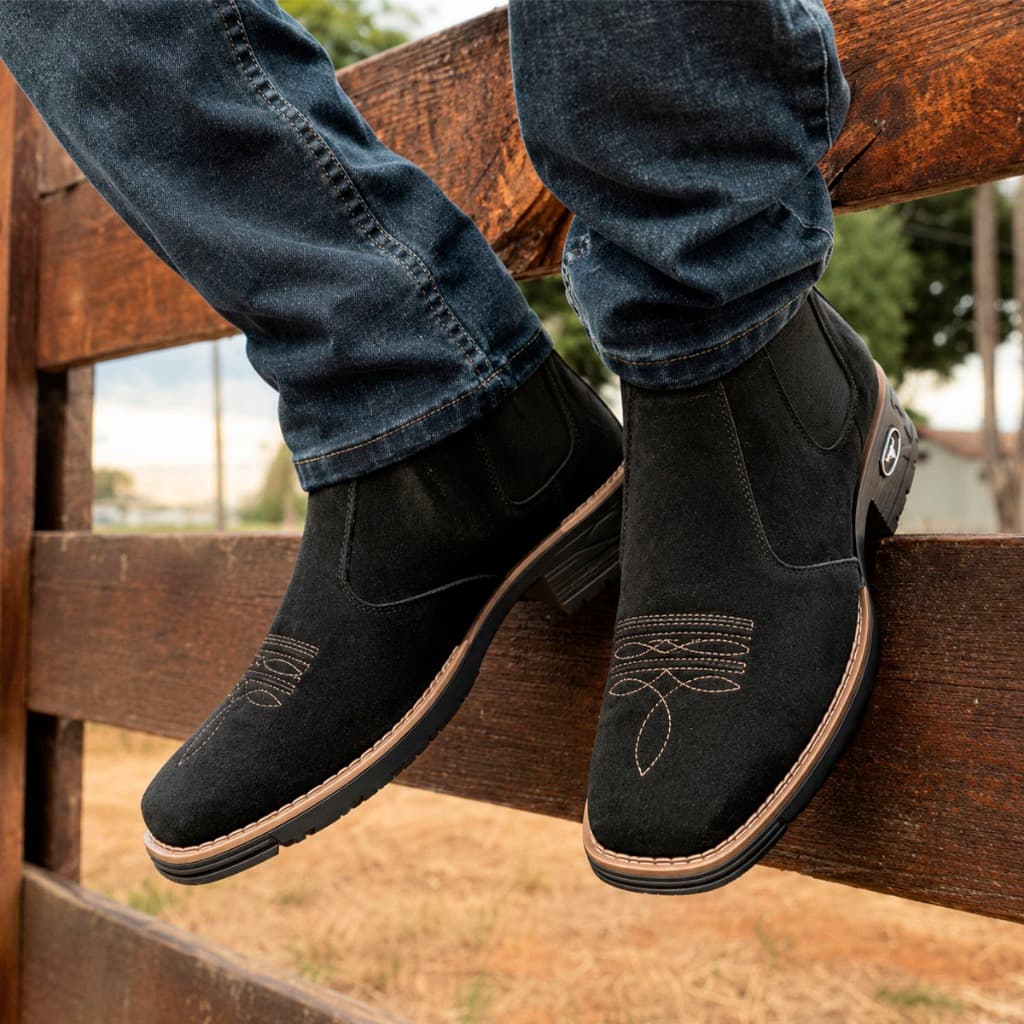 Botina Masculina Texana Cowboy Camurça Sintética Bordada Cano Curto Solado Borracha Confortável