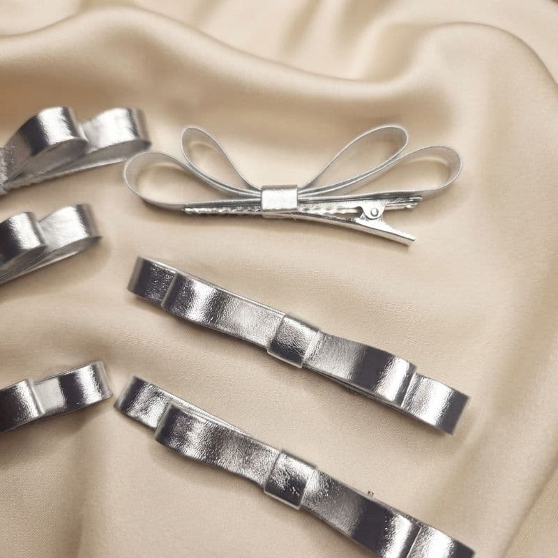 Laço Feminino Duplo em Lonita Prata 9,5cm Artesanal para Meninas, Adolescentes e Mulheres